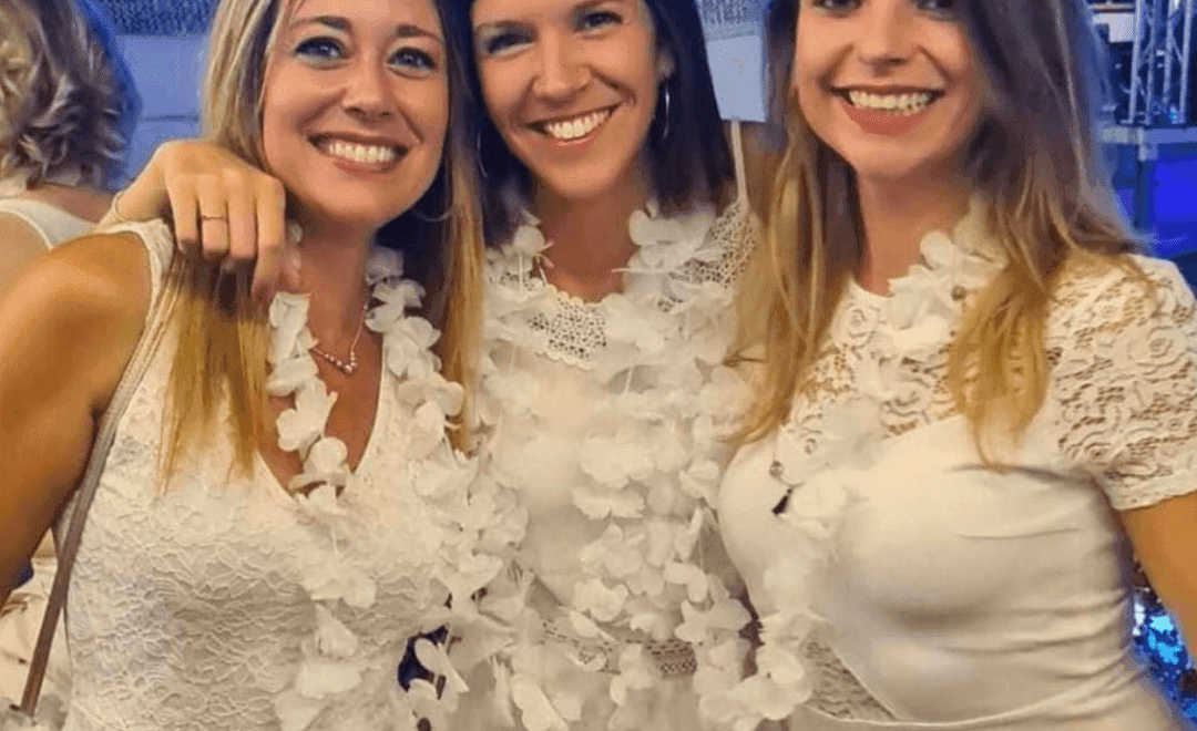 Frimake - Un groupe de femmes souriantes se détend dans un café, jouant à des jeux de société et partageant des moments de complicité