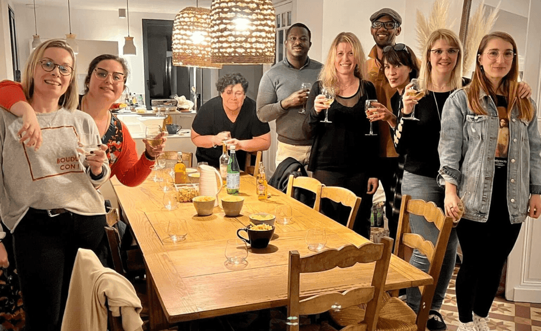 Des frimakers souriants et heureux, ayant fait de nouvelles connaissances lors d'une activité Frimake.